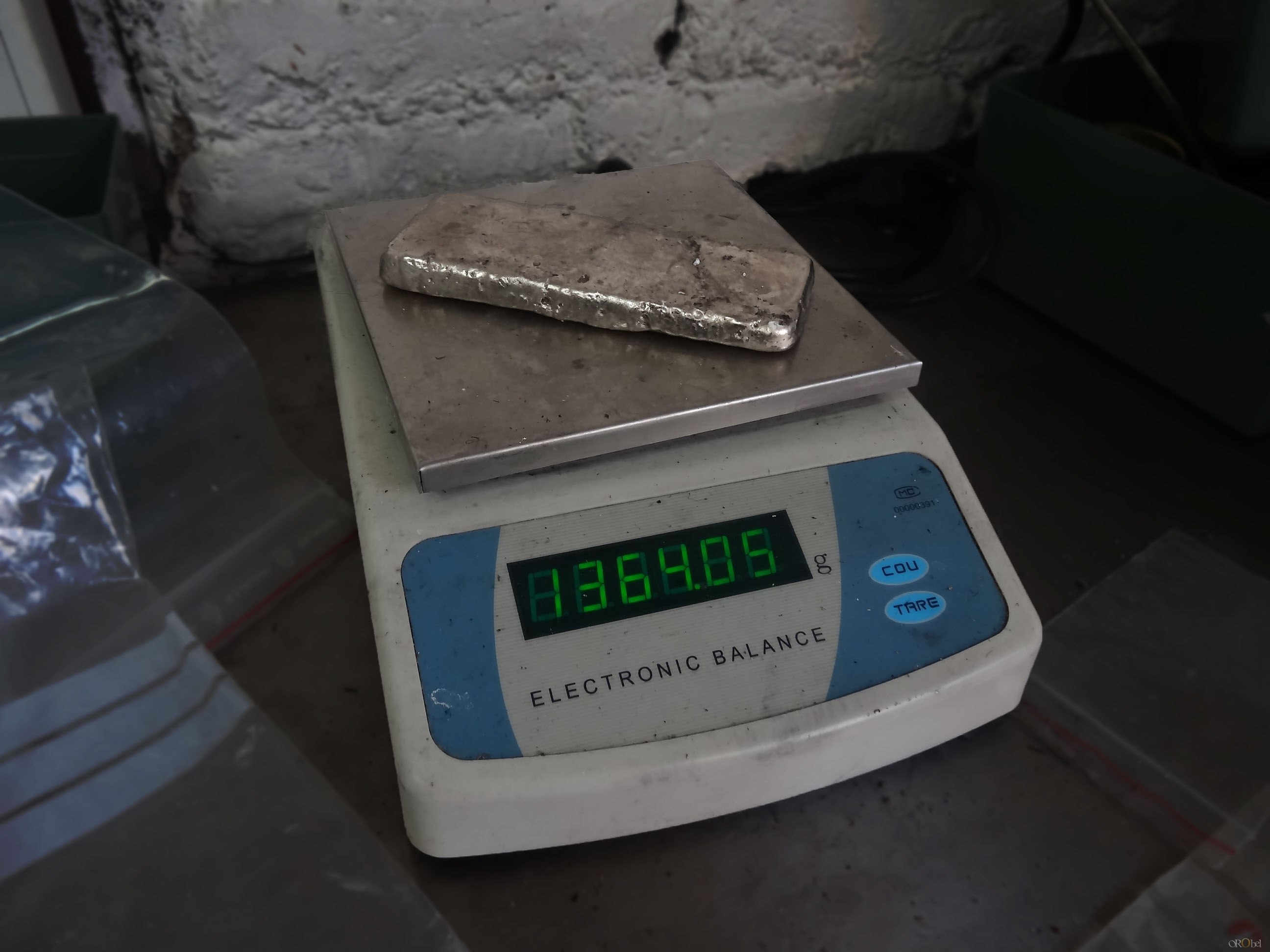lingot d'or blanc sur balance