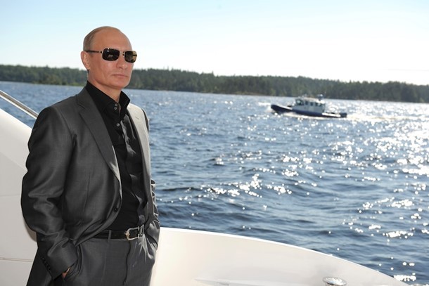 Vladimir Poutine est-il secrètement riche ? 7 poutine costume luxe